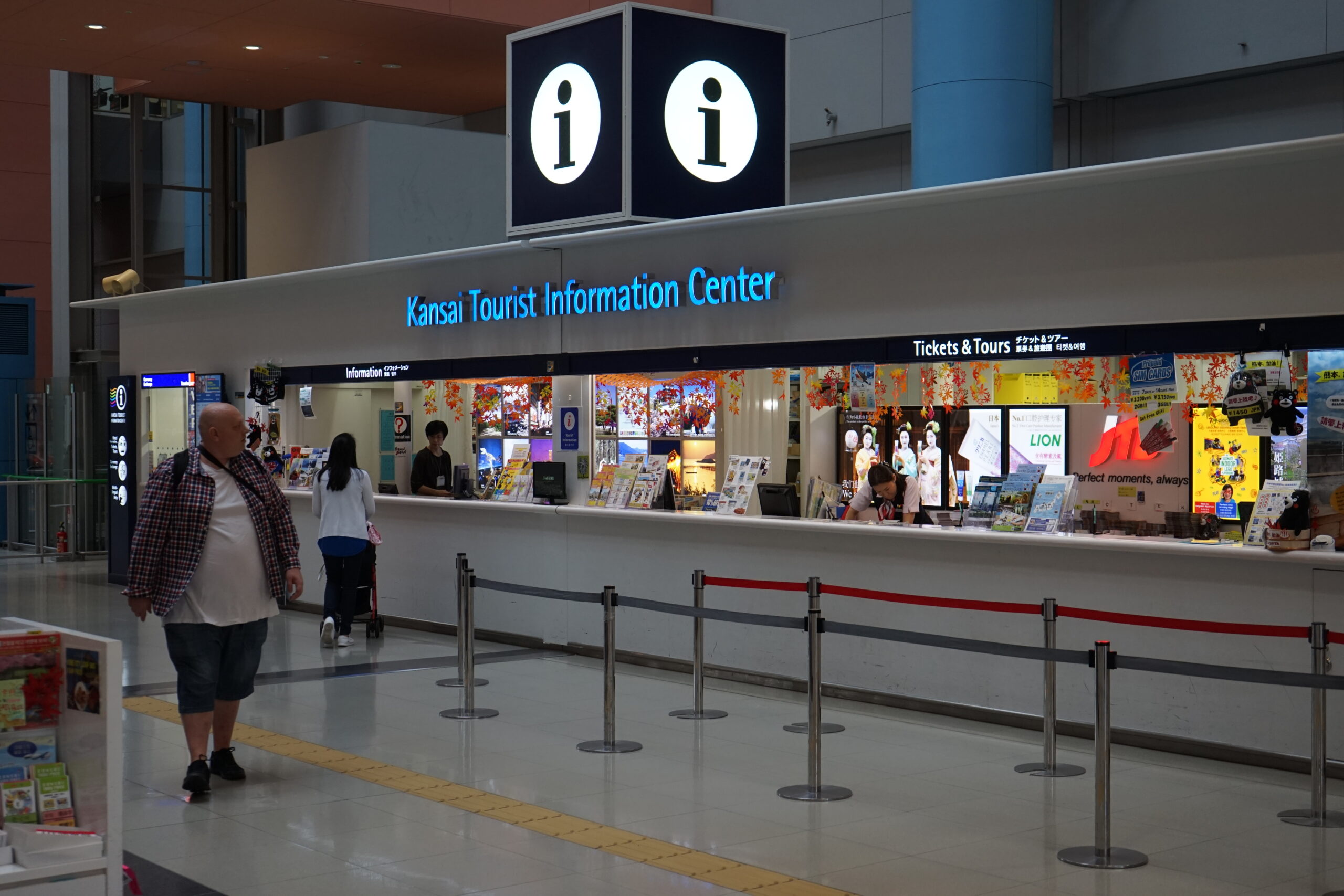 関西空港の到着ロビーにある観光案内所とSIM販売カウンター