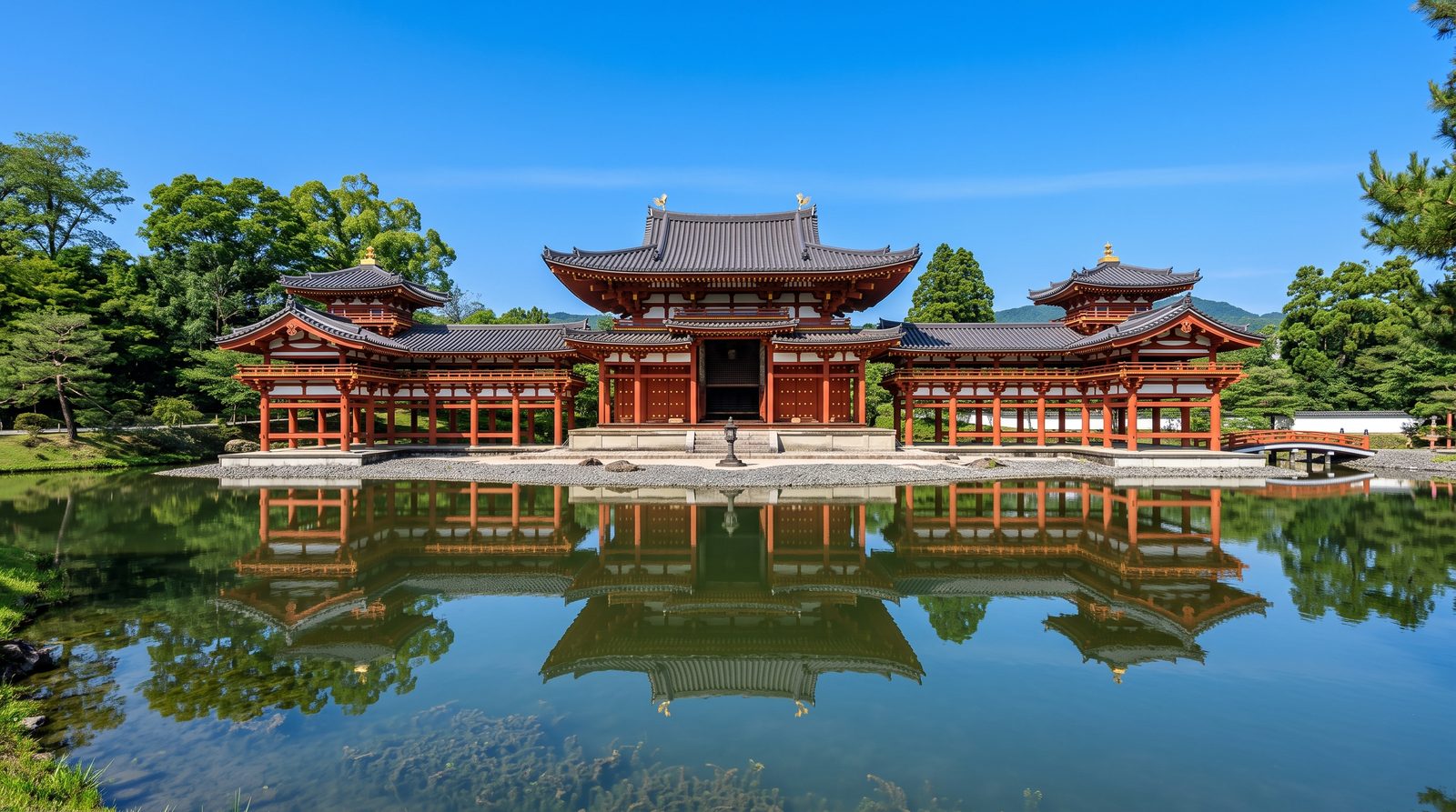 The Phoenix Hall of Byodo-in, two stars in the 2015 Michelin Green Guide — the hall reflected in its pond (illustrative image)